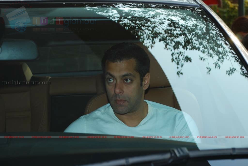Salman promotes Veer at Radiocity Event hd photo