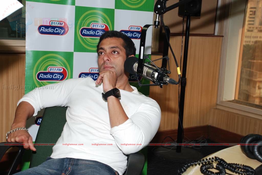 Salman promotes Veer at Radiocity Event hd photo