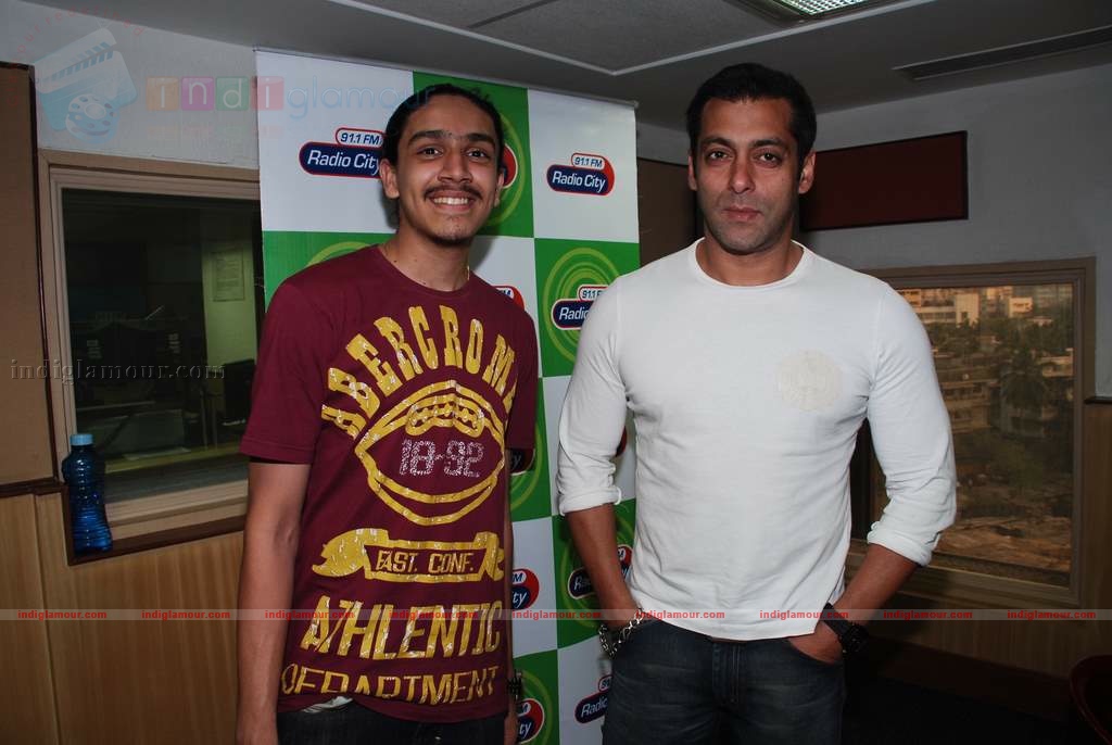 Salman promotes Veer at Radiocity Event hd photo