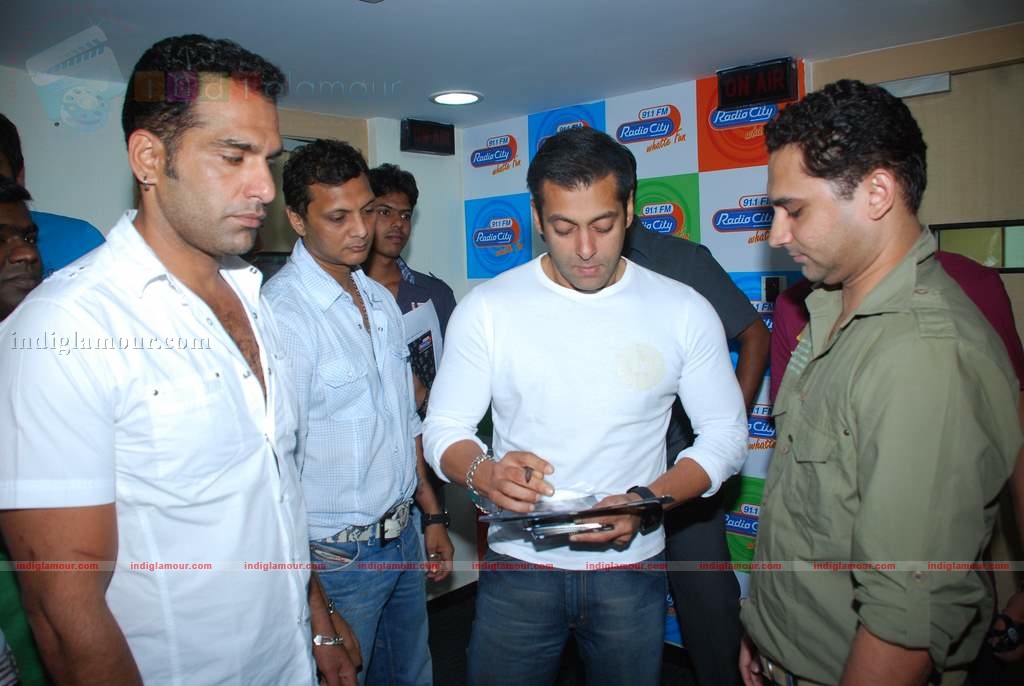 Salman promotes Veer at Radiocity Event hd photo