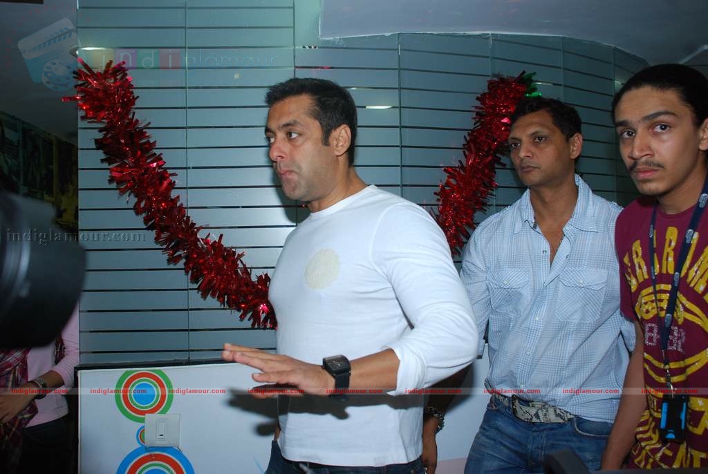 Salman promotes Veer at Radiocity Event hd photo