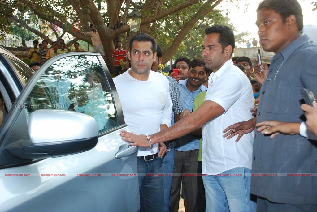 Salman promotes Veer at Radiocity Event hd photo