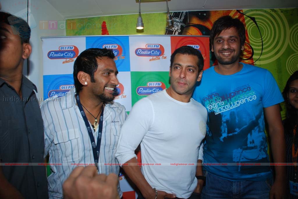 Salman promotes Veer at Radiocity Event hd photo