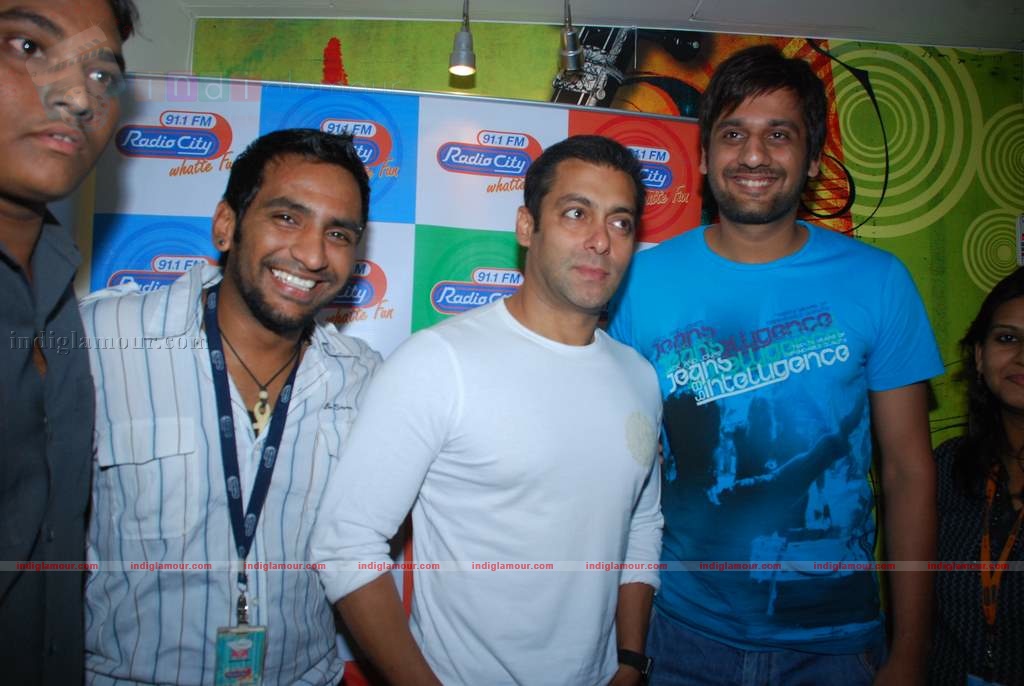 Salman promotes Veer at Radiocity Event hd photo