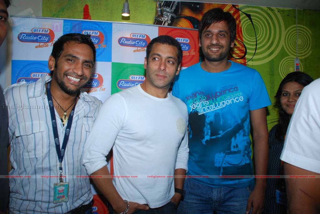 Salman promotes Veer at Radiocity Event hd photo