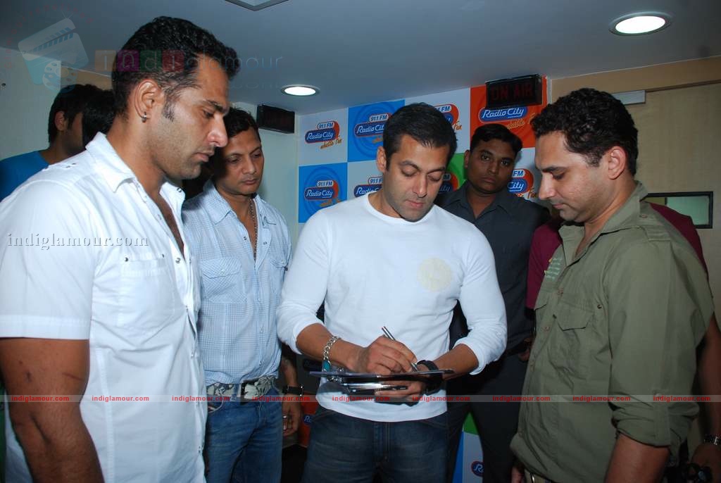 Salman promotes Veer at Radiocity Event hd photo