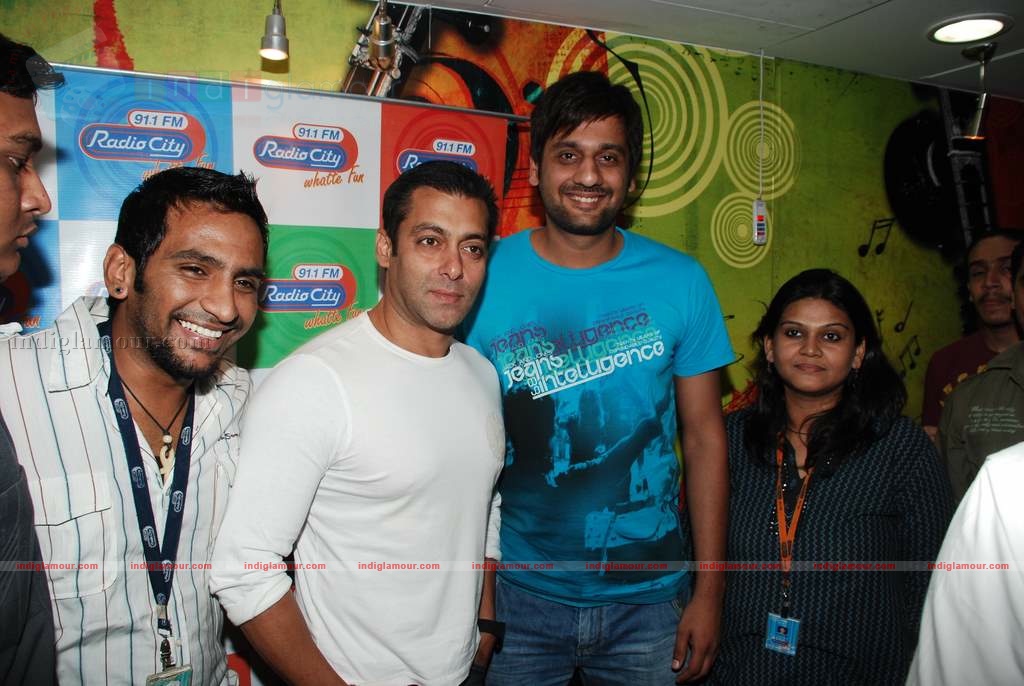 Salman promotes Veer at Radiocity Event hd photo