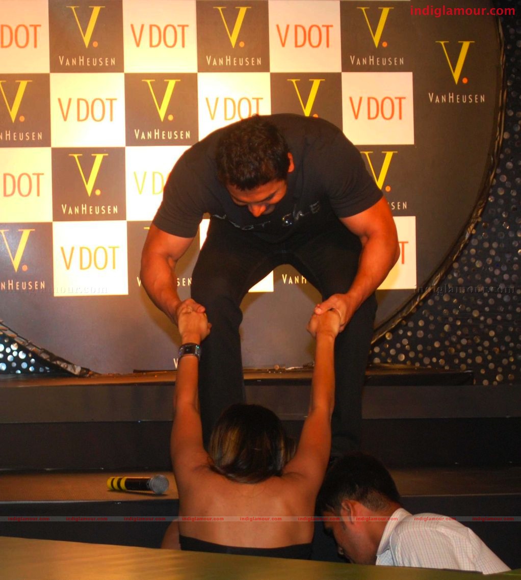 John Abraham endorses Van Heusen's V DOT clubwear at the Oberoi Mall Event hd photo