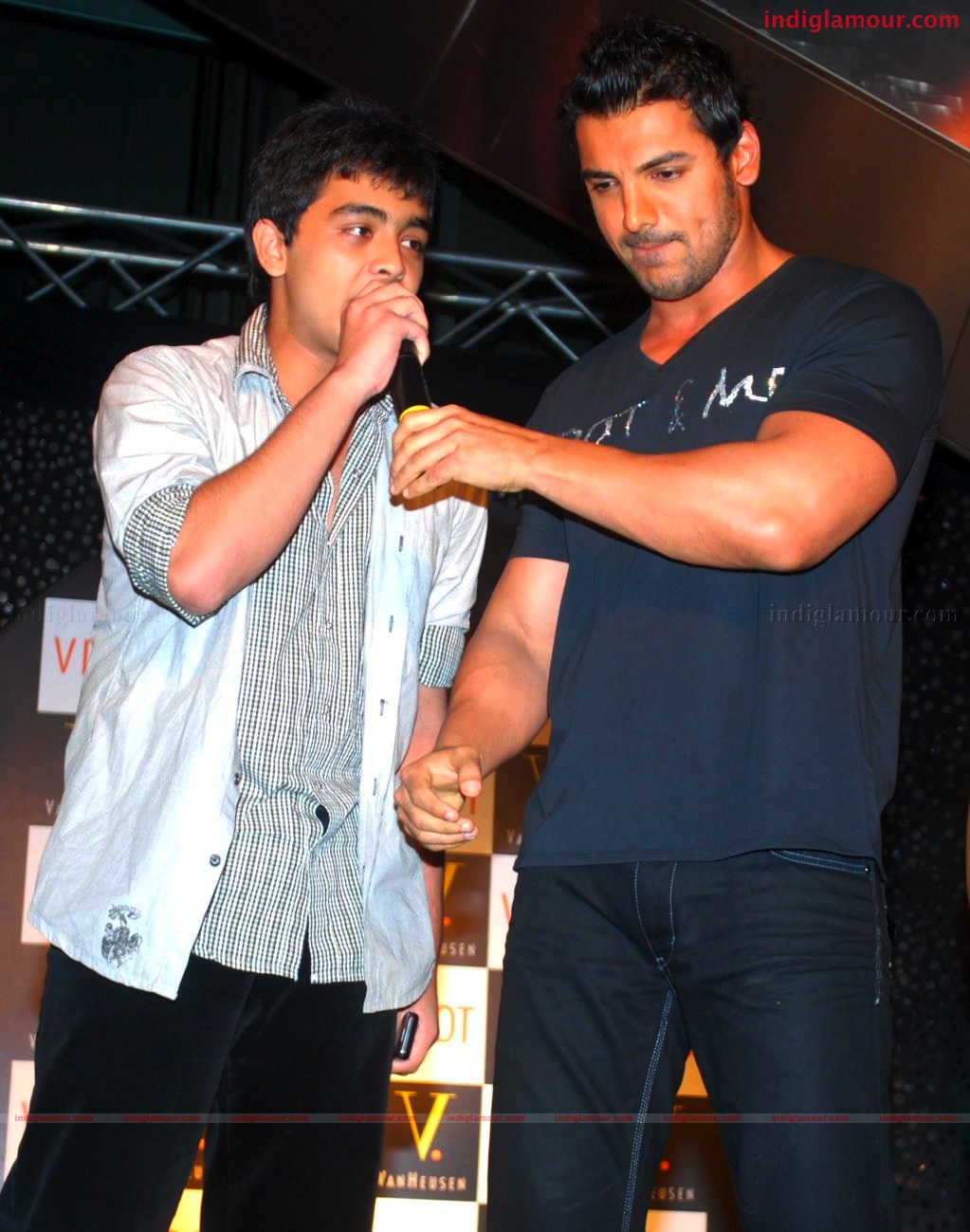 John Abraham endorses Van Heusen's V DOT clubwear at the Oberoi Mall Event hd photo
