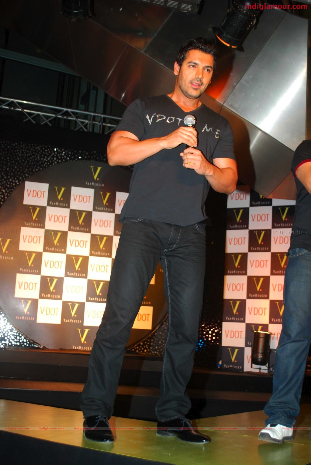 John Abraham endorses Van Heusen's V DOT clubwear at the Oberoi Mall Event hd photo