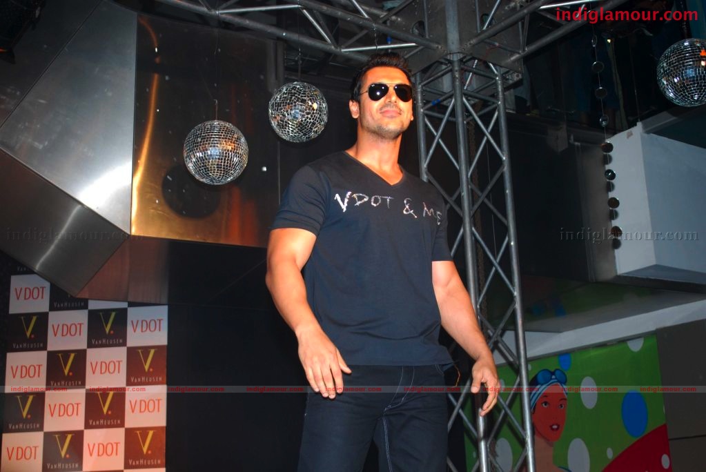 John Abraham endorses Van Heusen's V DOT clubwear at the Oberoi Mall Event hd photo