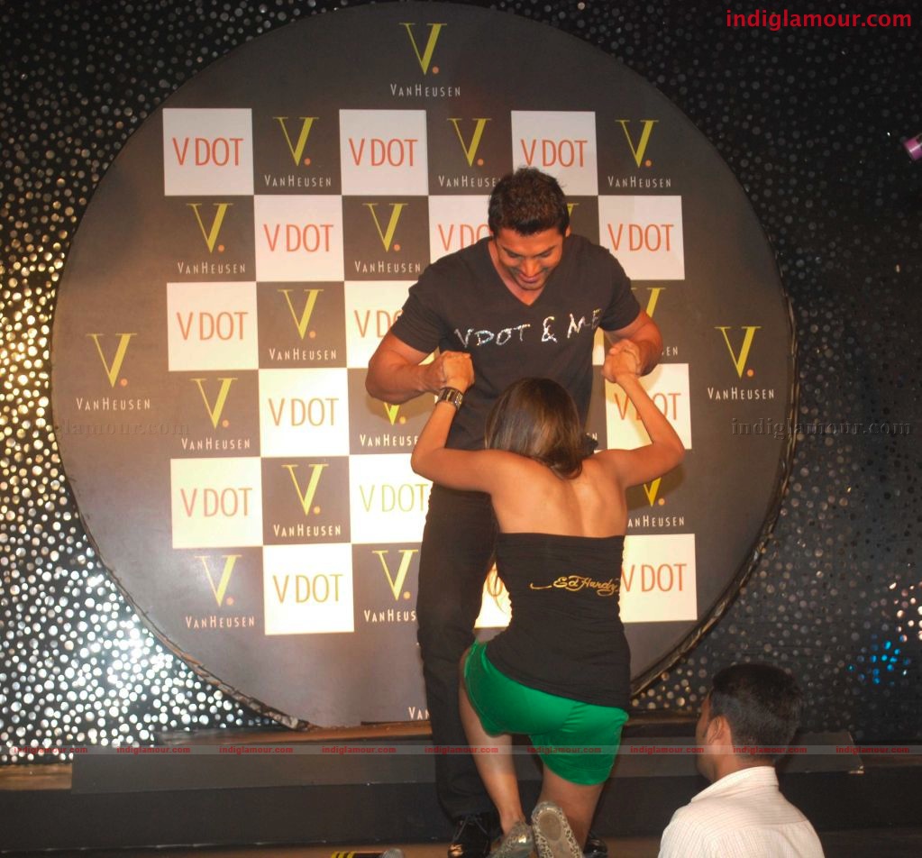 John Abraham endorses Van Heusen's V DOT clubwear at the Oberoi Mall Event hd photo