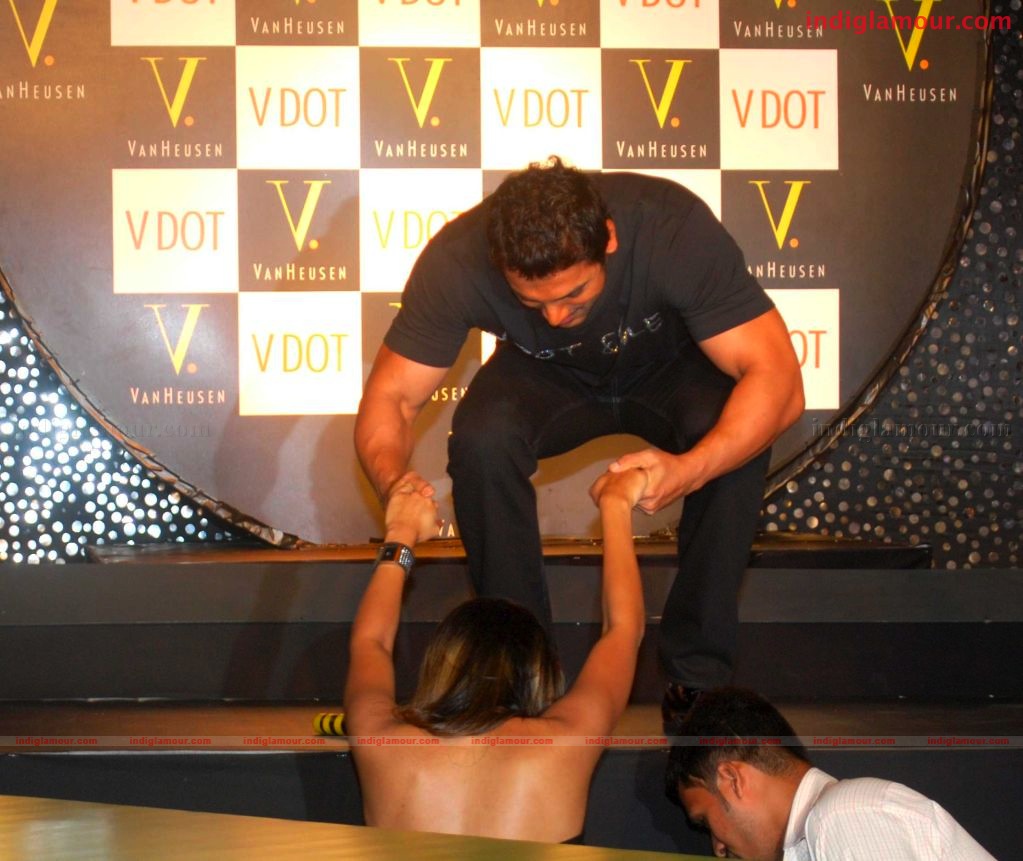 John Abraham endorses Van Heusen's V DOT clubwear at the Oberoi Mall Event hd photo