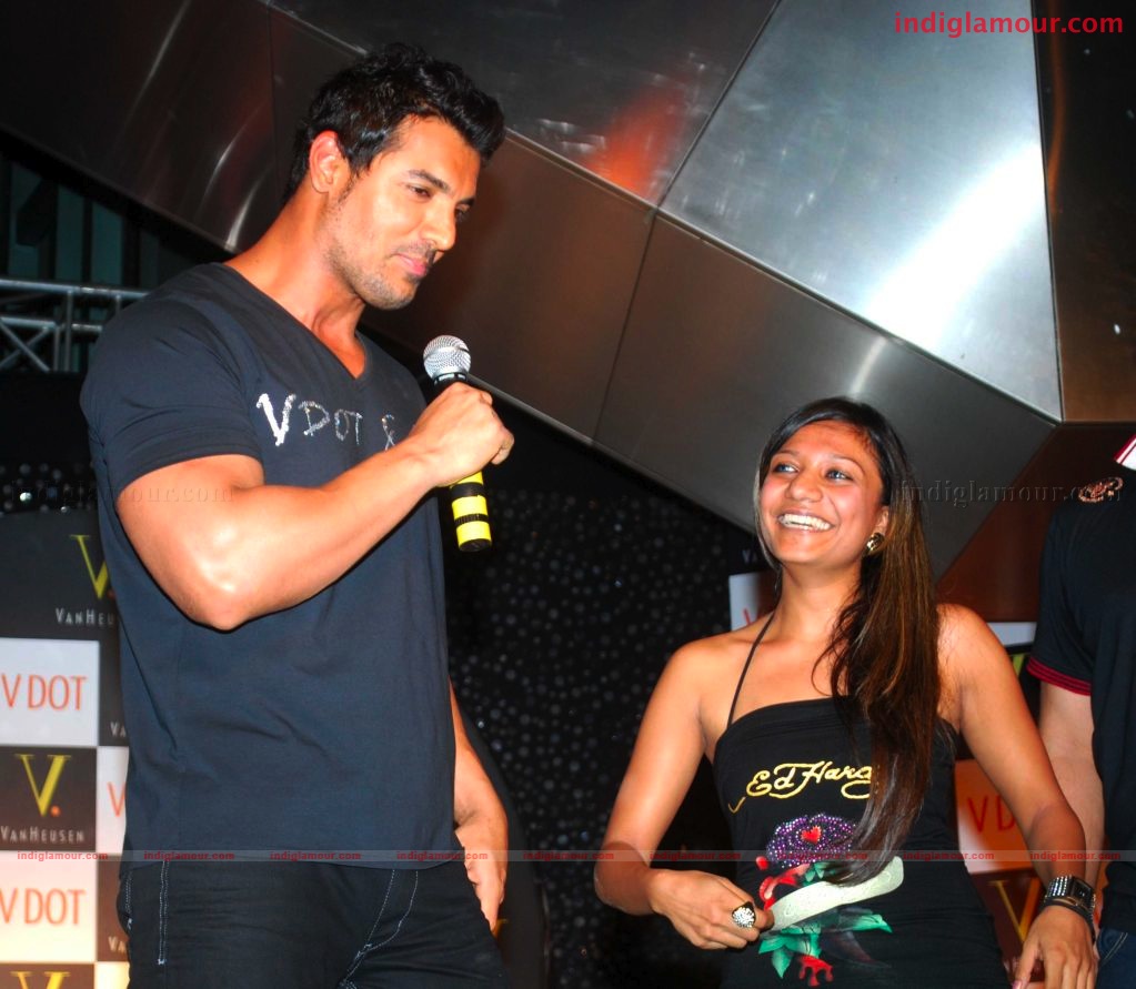 John Abraham endorses Van Heusen's V DOT clubwear at the Oberoi Mall Event hd photo