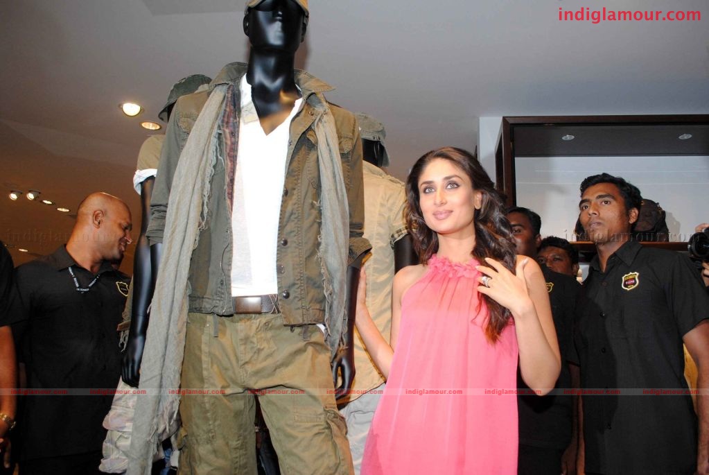 Kareena  @ store launch of 'zara' at mumbai Event hd photo