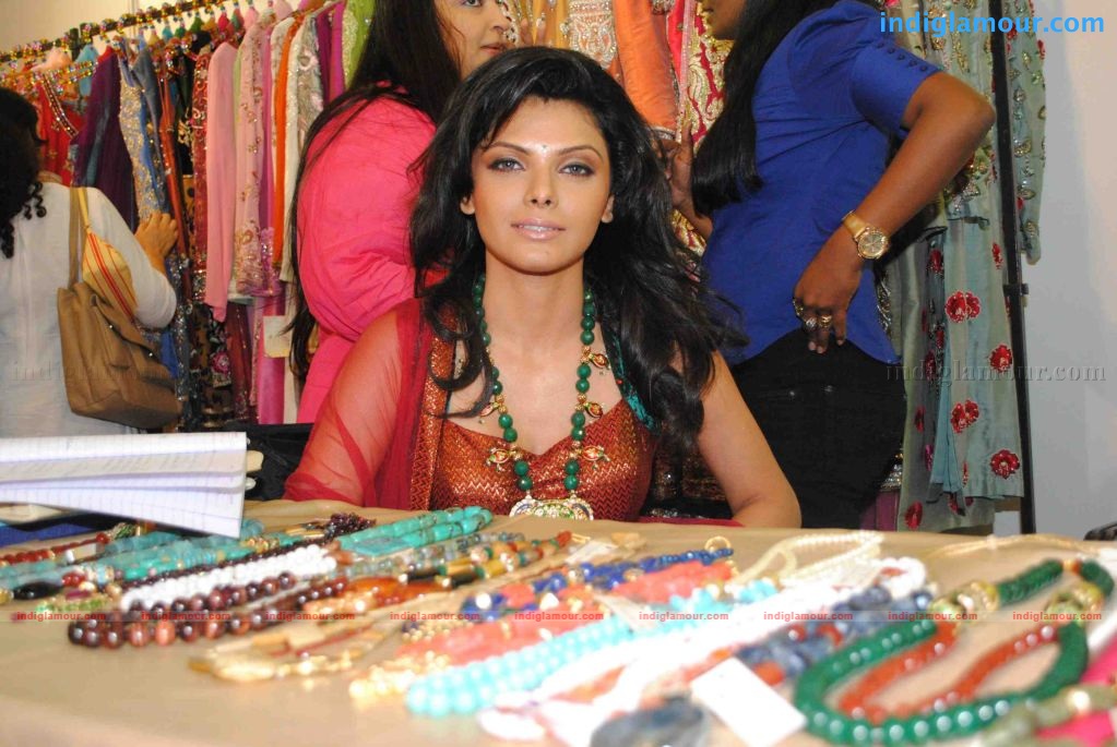 Sophie Chaudhary Sherlyn Chopra at 'Brides of Mumbai' exhibition Event hd photo