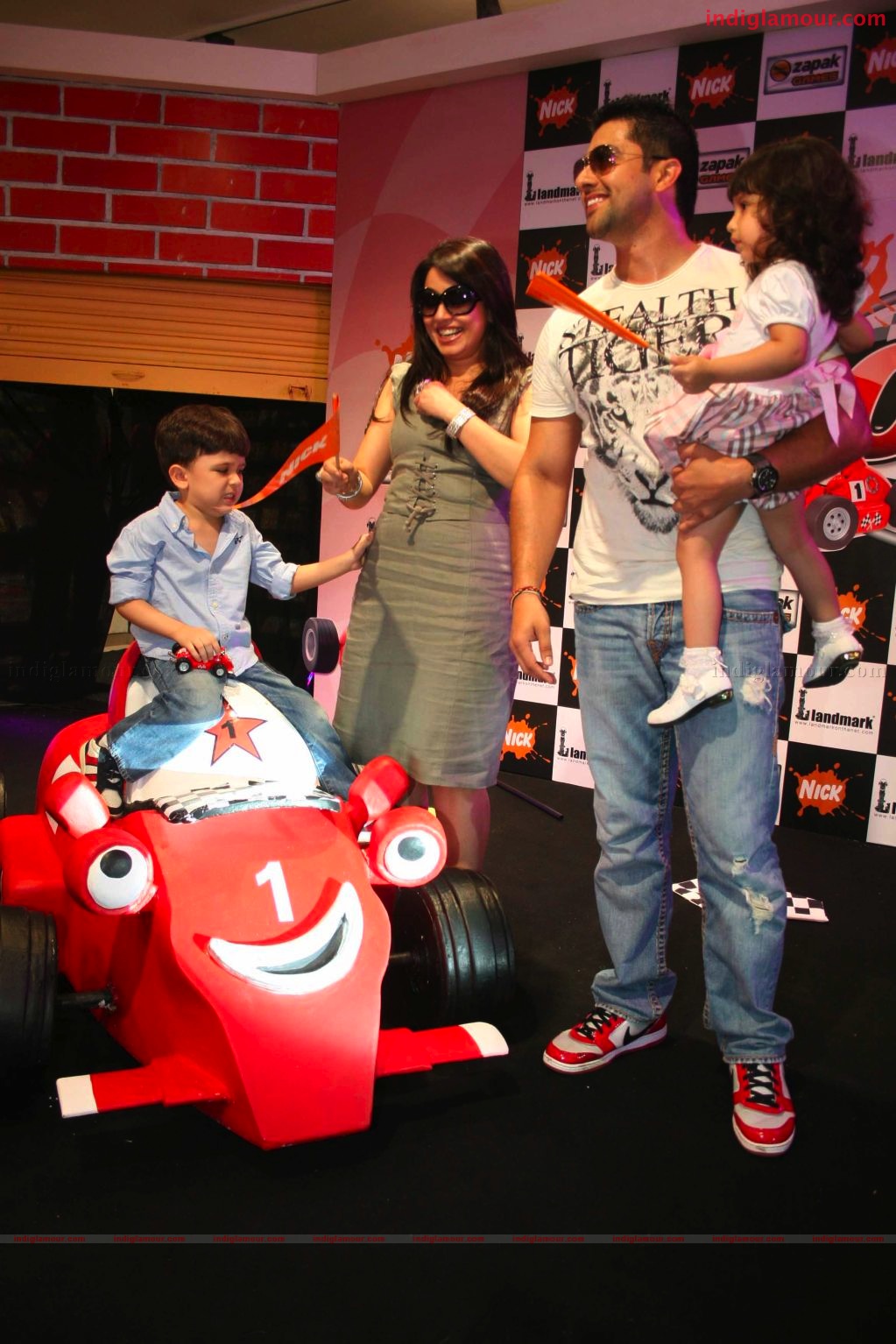 Mahima Chaudry and Aftab at the launch of Road the game Event hd photo