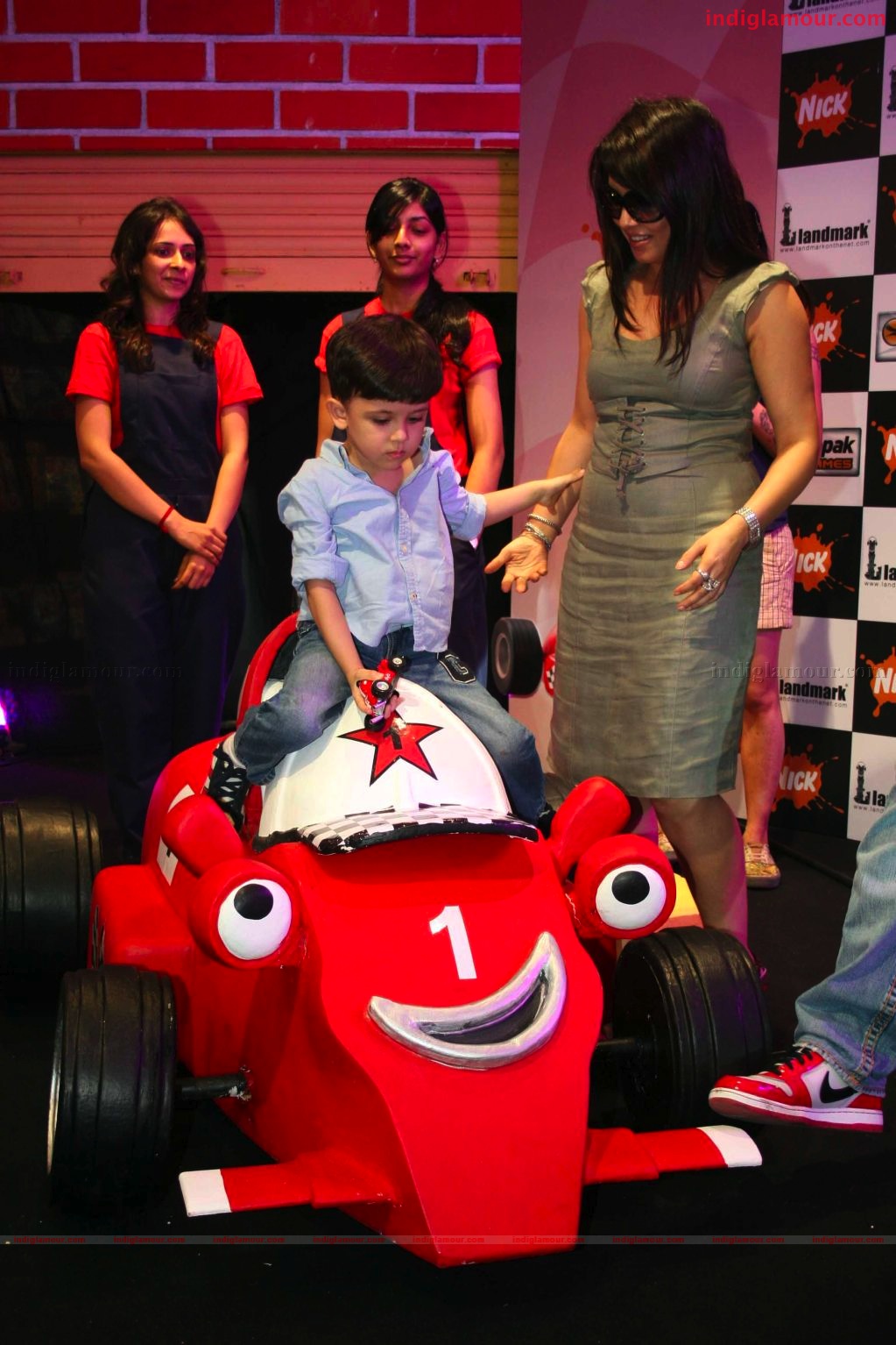 Mahima Chaudry and Aftab at the launch of Road the game Event hd photo