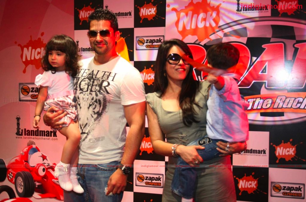 Mahima Chaudry and Aftab at the launch of Road the game Event hd photo