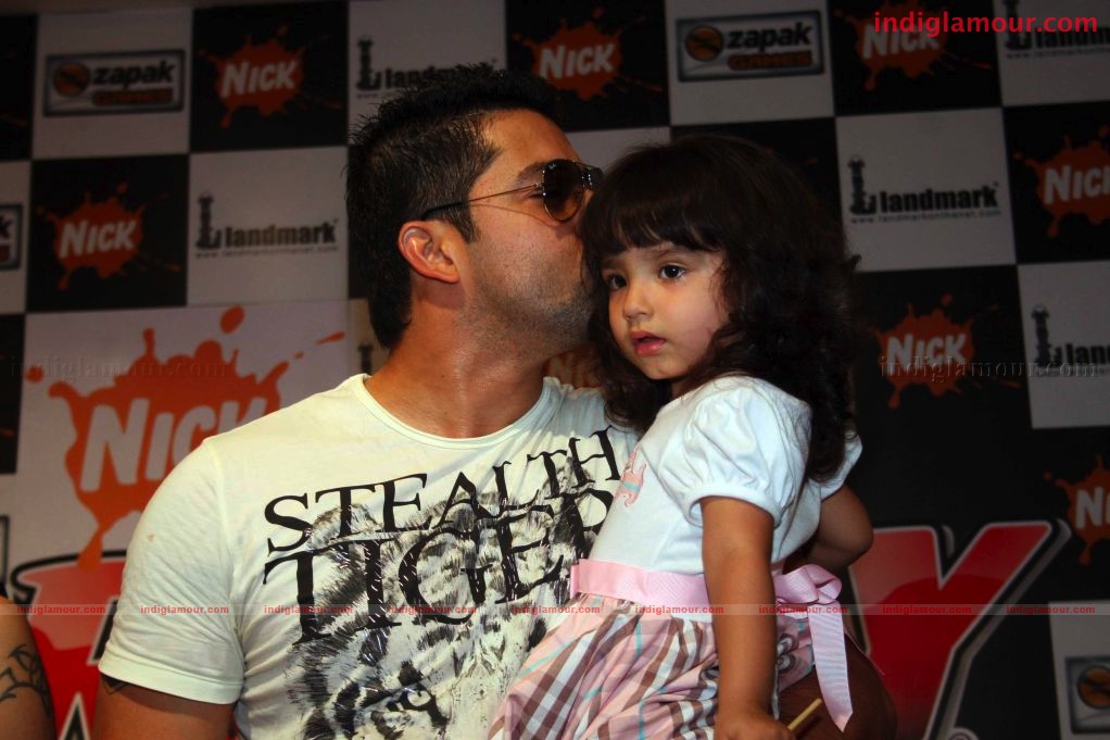 Mahima Chaudry and Aftab at the launch of Road the game Event hd photo