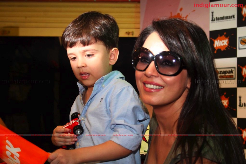 Mahima Chaudry and Aftab at the launch of Road the game Event hd photo