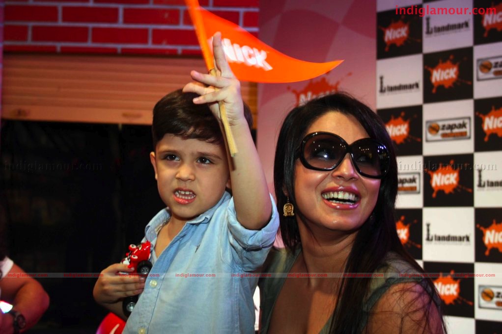 Mahima Chaudry and Aftab at the launch of Road the game Event hd photo