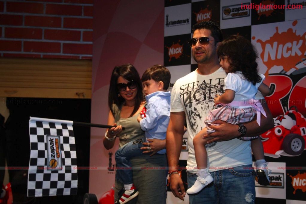Mahima Chaudry and Aftab at the launch of Road the game Event hd photo
