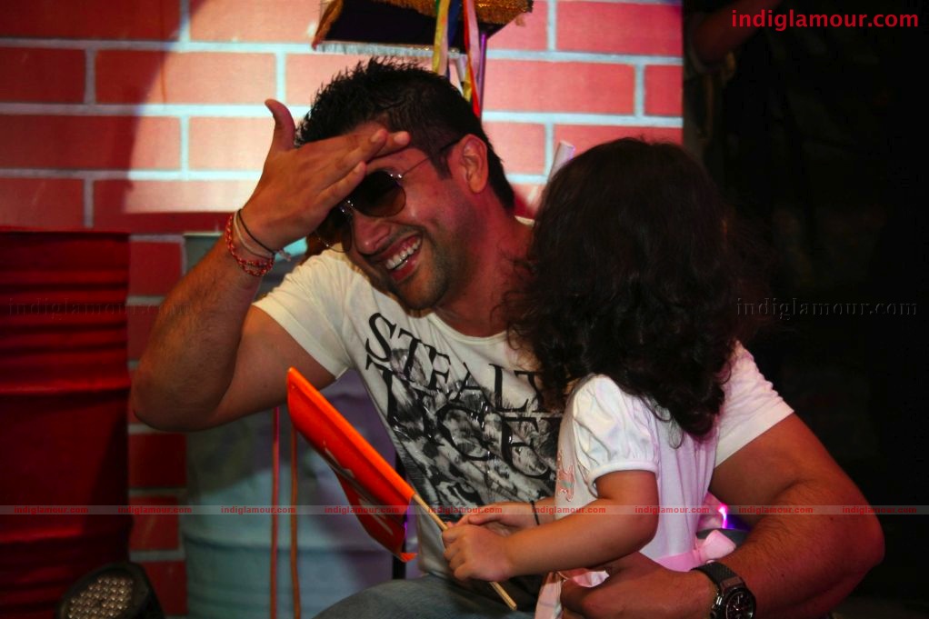 Mahima Chaudry and Aftab at the launch of Road the game Event hd photo