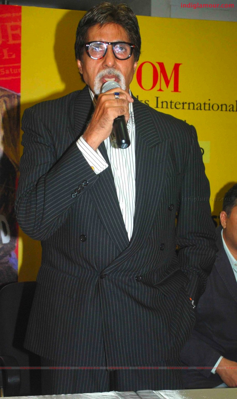 Amitabh Bachchan Launches S M M AUSAJA's Book Bollywood in posters Event hd photo