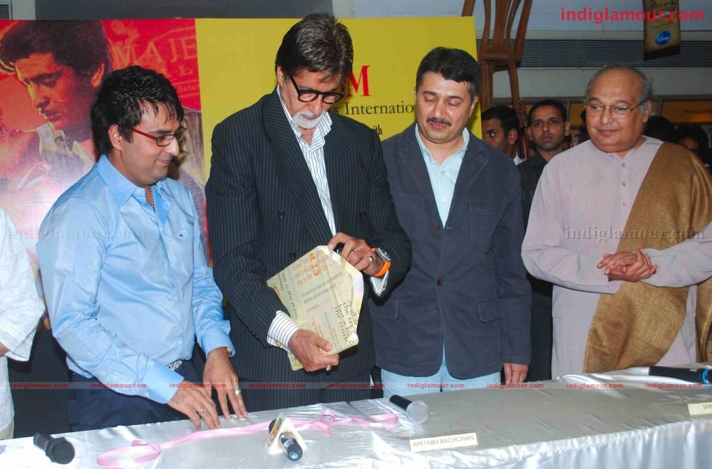 Amitabh Bachchan Launches S M M AUSAJA's Book Bollywood in posters Event hd photo