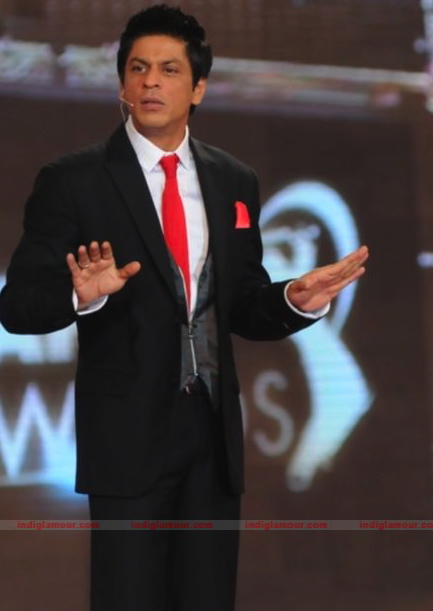 SRK takes Bhajji and Gilly?s wickets at IPL Awards on COLORS Event hd photo