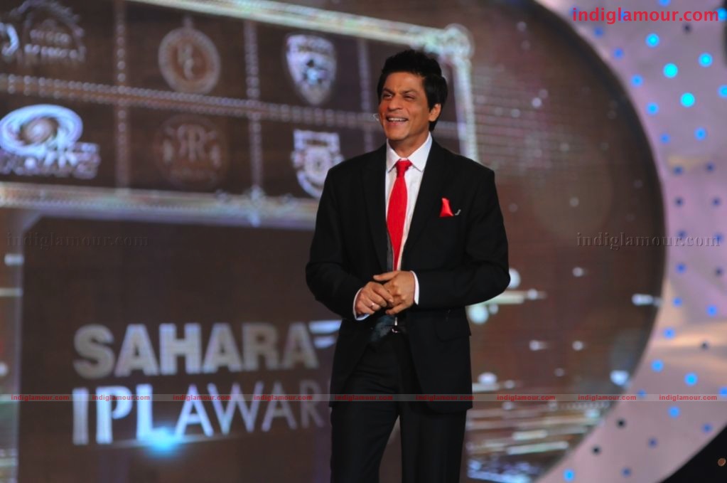 SRK takes Bhajji and Gilly?s wickets at IPL Awards on COLORS Event hd photo