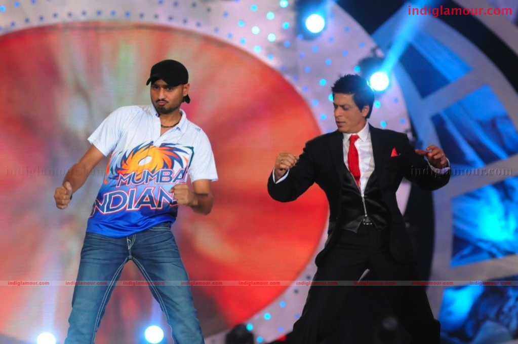SRK takes Bhajji and Gilly?s wickets at IPL Awards on COLORS Event hd photo