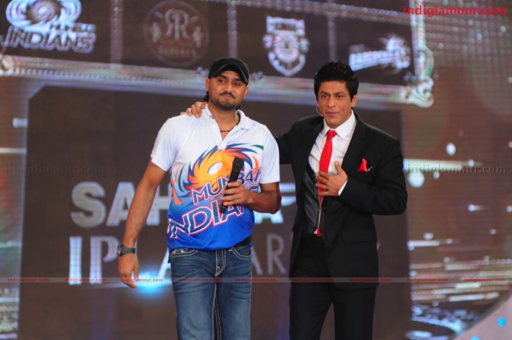 SRK takes Bhajji and Gilly?s wickets at IPL Awards on COLORS Event hd photo