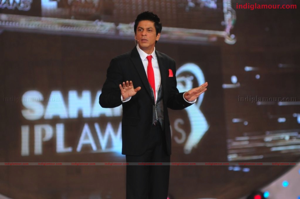 SRK takes Bhajji and Gilly?s wickets at IPL Awards on COLORS Event hd photo
