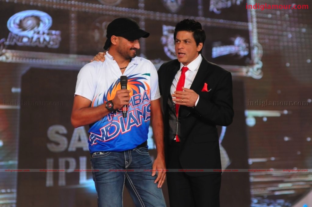 SRK takes Bhajji and Gilly?s wickets at IPL Awards on COLORS Event hd photo