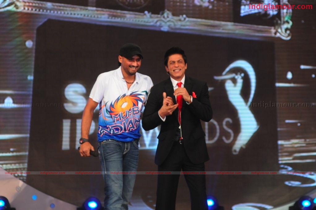 SRK takes Bhajji and Gilly?s wickets at IPL Awards on COLORS Event hd photo