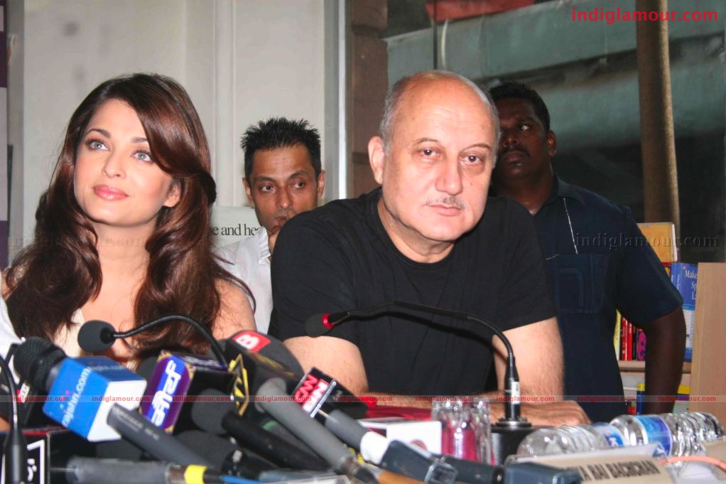 Aishwarya Rai at  Pritish Nandy's Book Launch Event hd photo