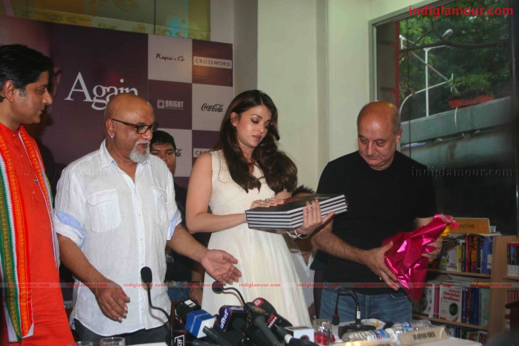 Aishwarya Rai at  Pritish Nandy's Book Launch Event hd photo