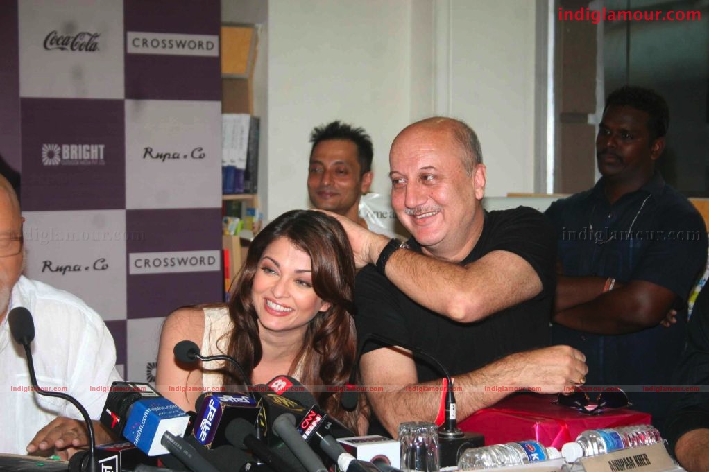 Aishwarya Rai at  Pritish Nandy's Book Launch Event hd photo