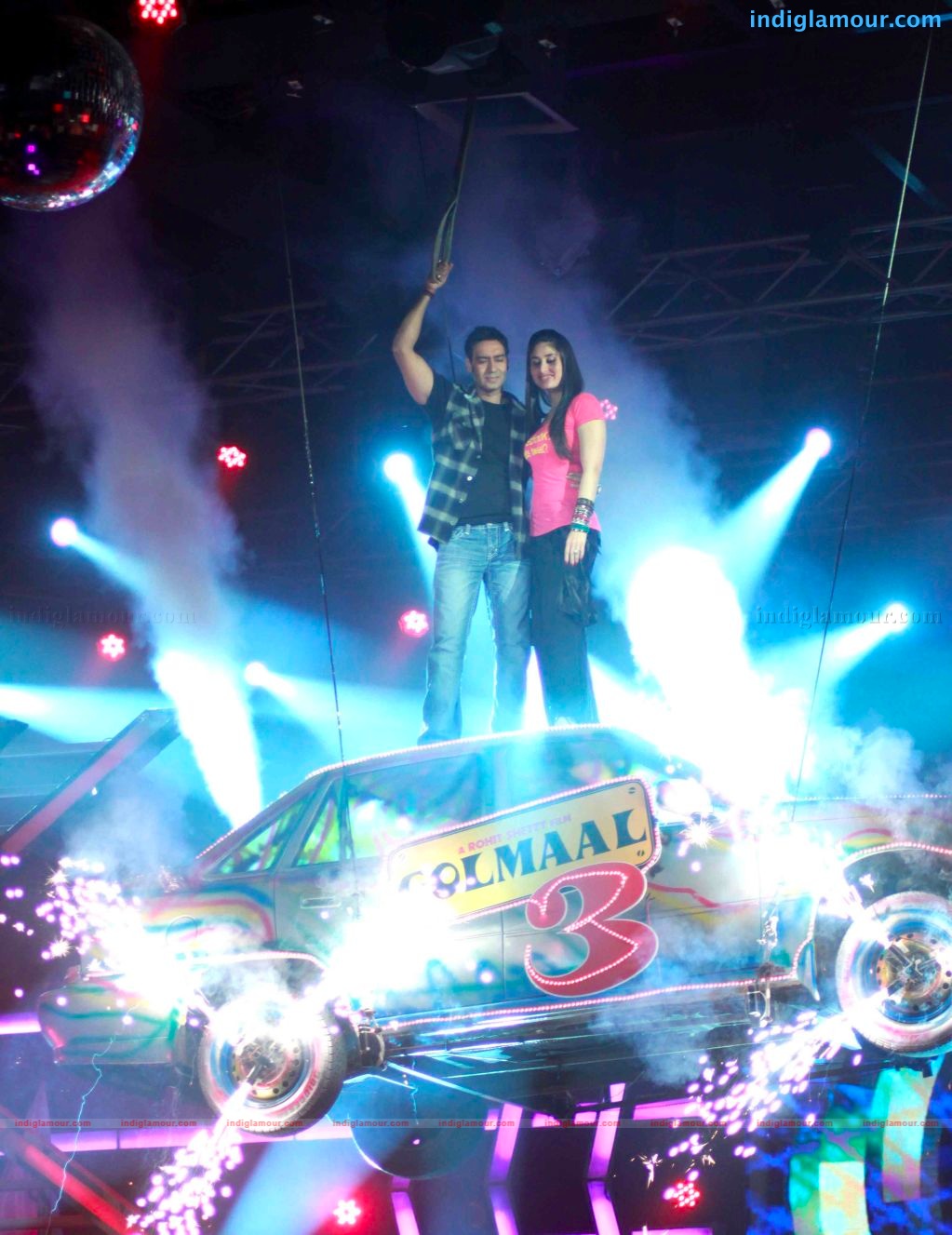 Golmal-3 team on the set of Zee tv Sa Re Ga Ma Pa Event hd photo