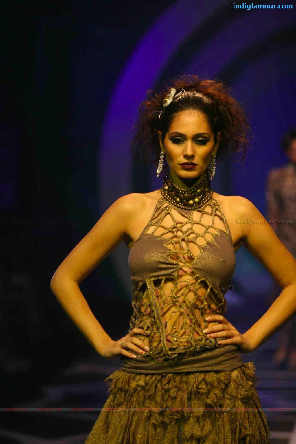 Anushka Sharma walks the ramp for rina dhaka at HDIL India couture week Event hd photo