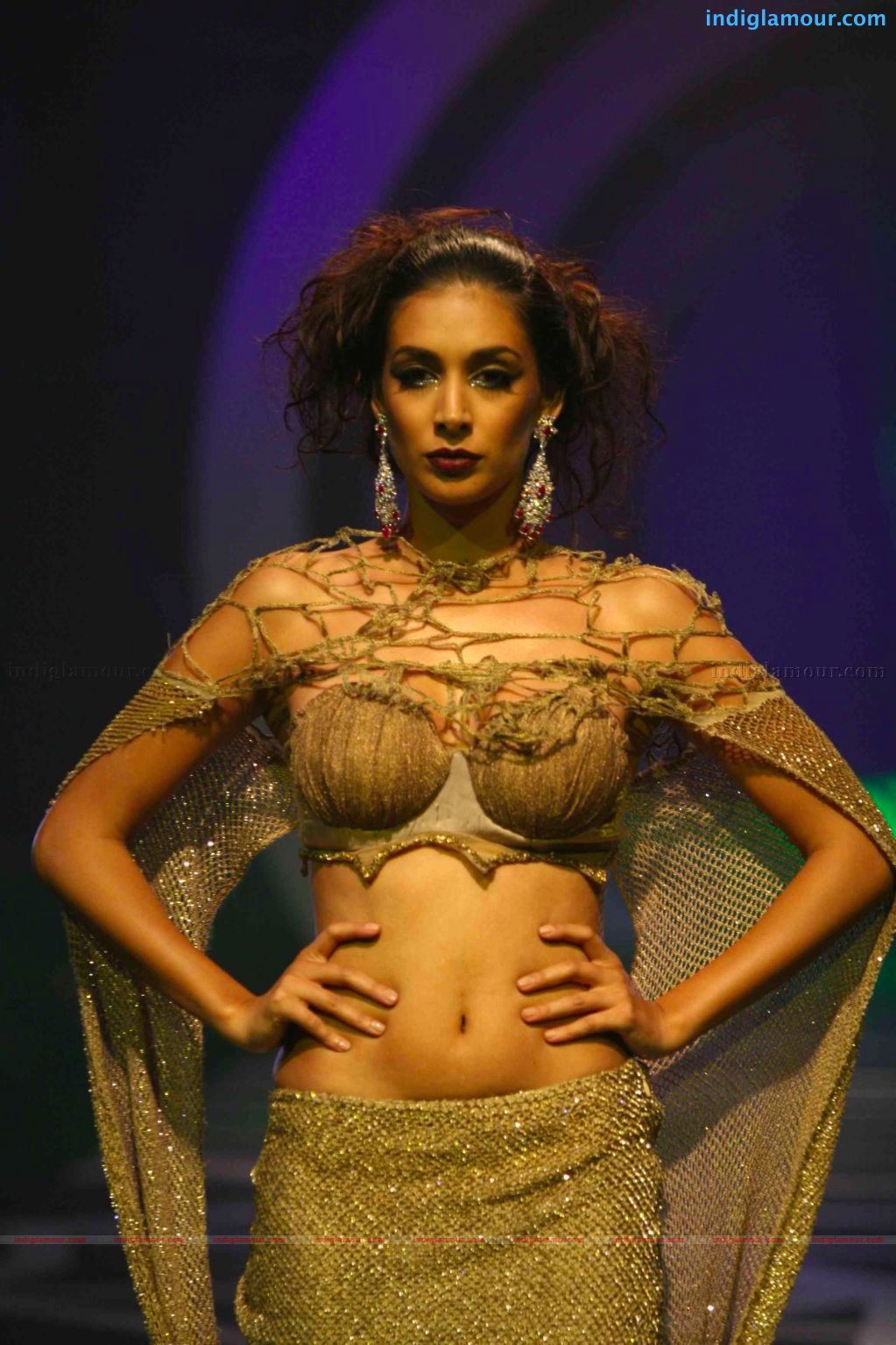 Anushka Sharma walks the ramp for rina dhaka at HDIL India couture week Event hd photo