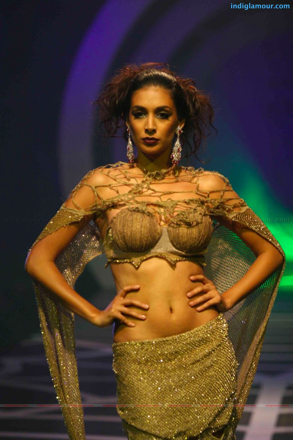 Anushka Sharma walks the ramp for rina dhaka at HDIL India couture week Event hd photo