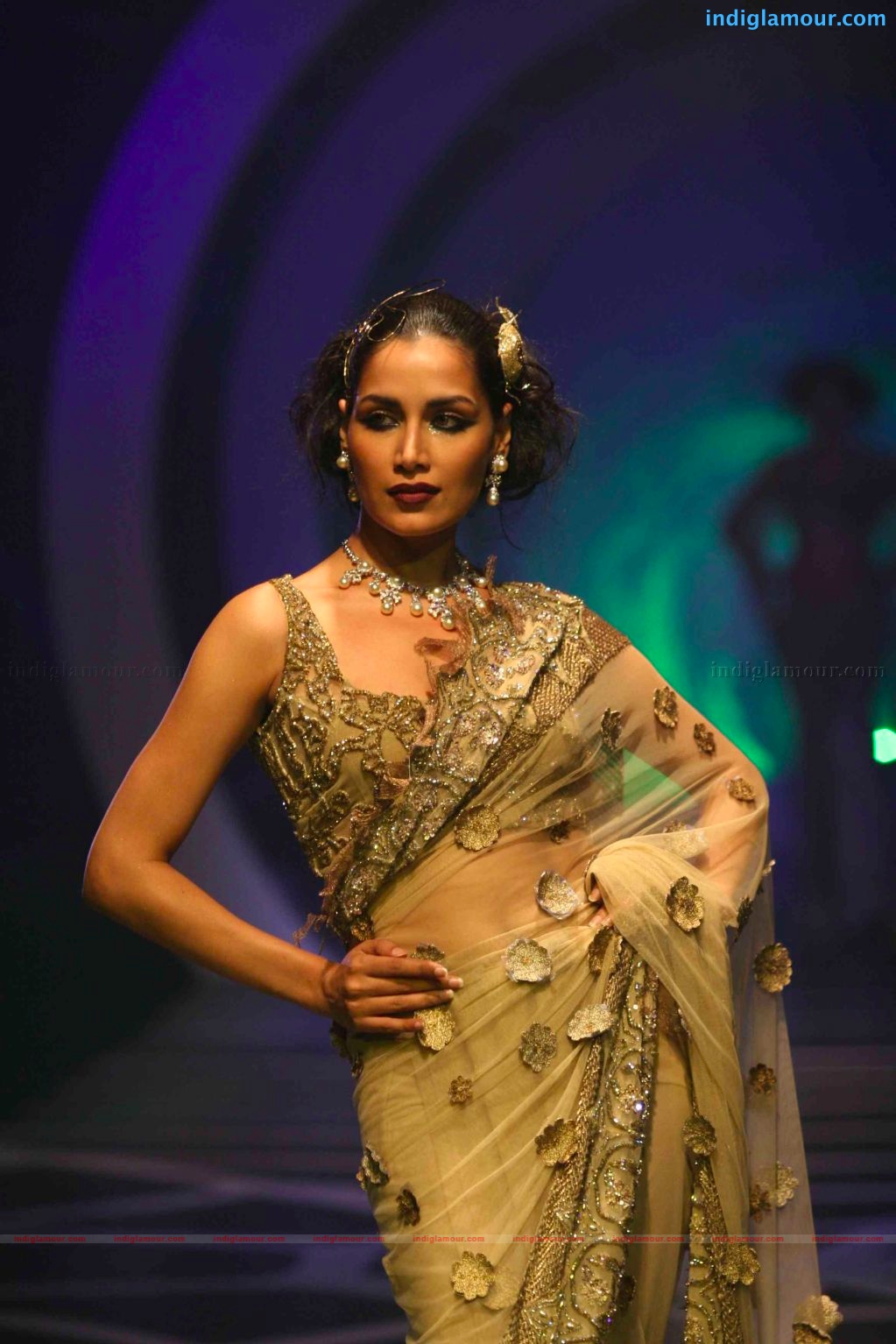 Anushka Sharma walks the ramp for rina dhaka at HDIL India couture week Event hd photo