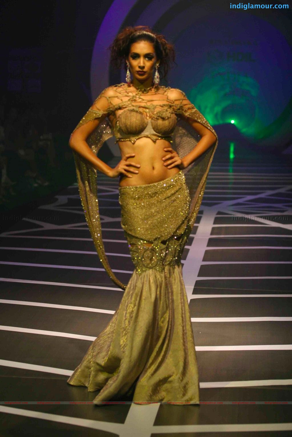 Anushka Sharma walks the ramp for rina dhaka at HDIL India couture week Event hd photo