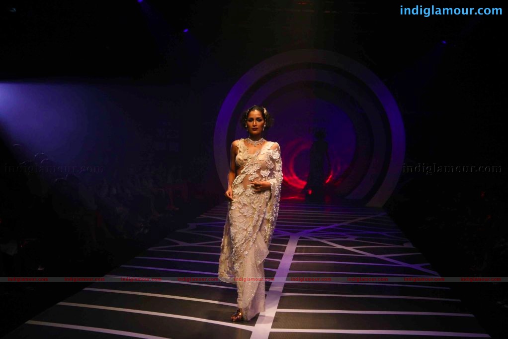Anushka Sharma walks the ramp for rina dhaka at HDIL India couture week Event hd photo