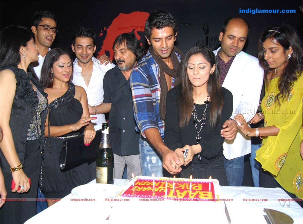 Celebrates 100 episodes completion party of Baat Hamari Pakkhi Hai serial Event hd photo