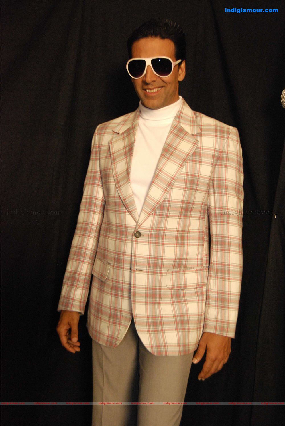 Akshay kumar and neha dhupiya permote action replayy on the set of photos Event hd photo