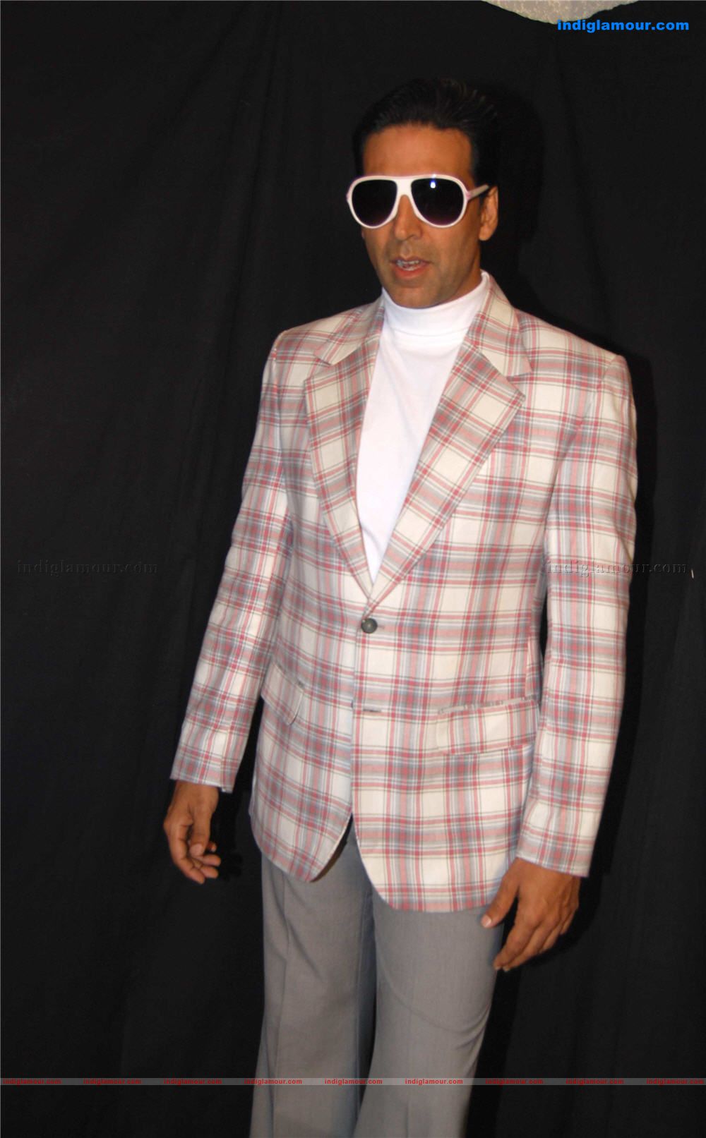 Akshay kumar and neha dhupiya permote action replayy on the set of photos Event hd photo